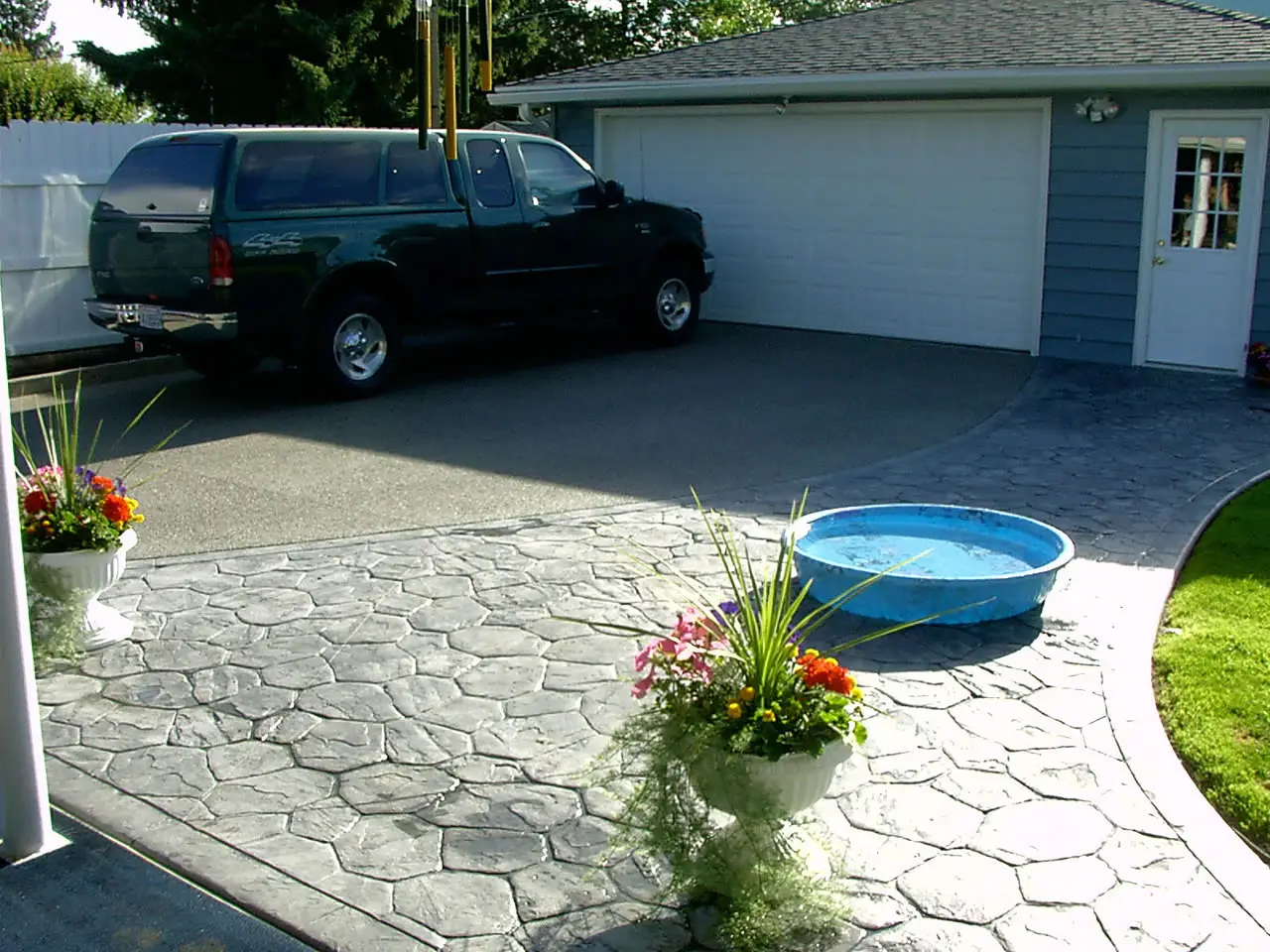 Stamped flagstone-pattern driveway apron