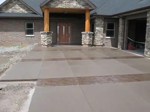 Broom-finish driveway with smooth trowel bands