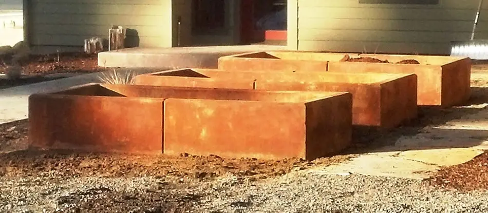 Integral-color fire pit with bench seating